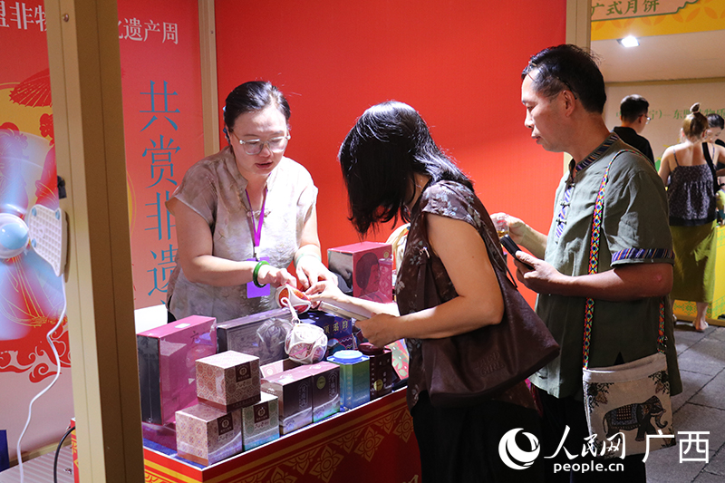 梧州六堡茶摊位前,市民游客闻香问茶。人民网 刘璐瑶摄