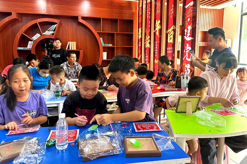 活动现场手工制作。 陵水民政供图