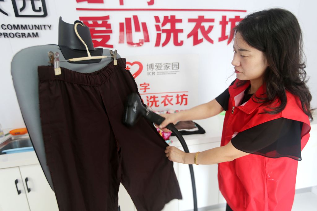 江苏连云港：社区“爱im钱包心洗衣坊”温暖困难老人