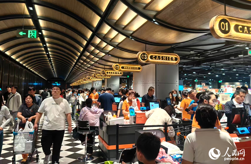 新乡胖东来超市内,前来选购商品的顾客络绎不绝。人民网记者 宋芳鑫摄