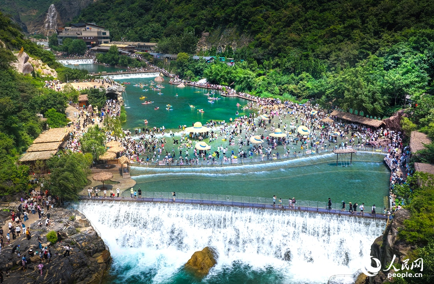 宝泉景区内,游客穿行于山谷之间。冯汉斌摄