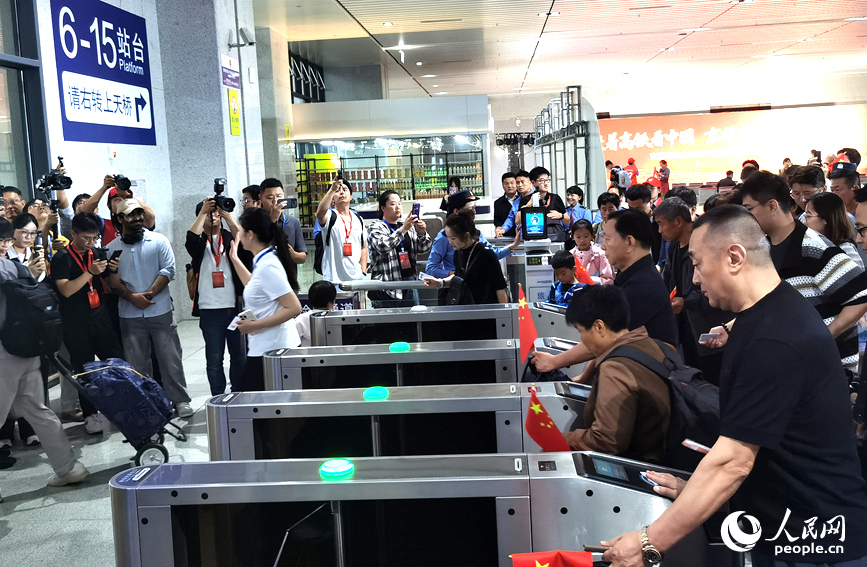京港高铁雄商段开通。人民网记者 肖懿木摄