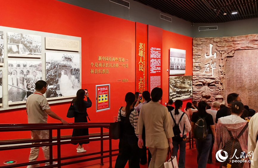 游客在红旗渠纪念馆参观。人民网记者 肖懿木摄