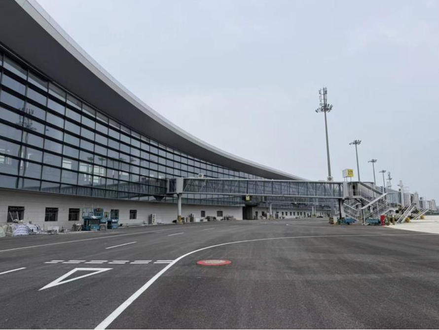 航站楼间道路已铺沥青。