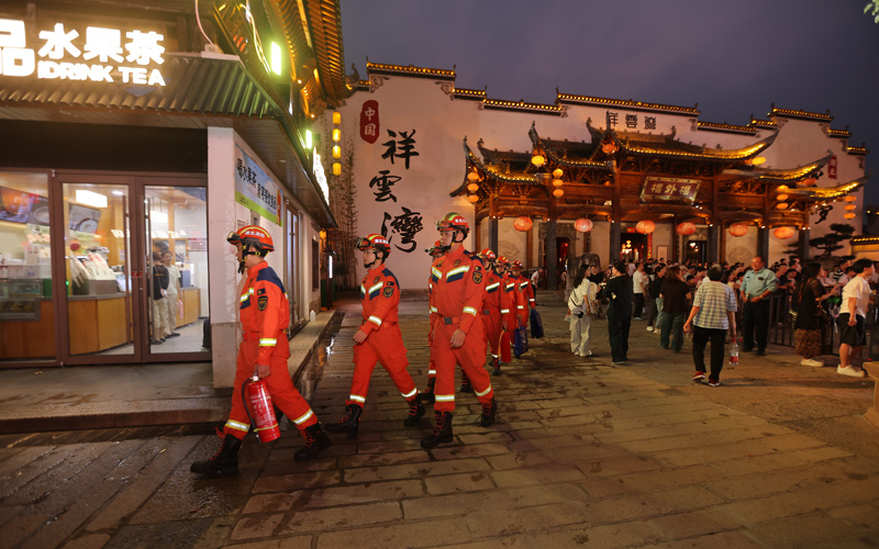 孝感市消防救援指战员深入祥云湾文旅景区,开展动态巡逻和拉网式消防安全隐患排查。孟畅摄