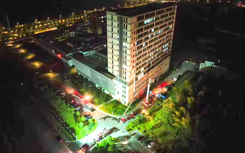 咸宁市消防救援局在市中医医院(高新院区)开展实战化火灾演练。李静书摄