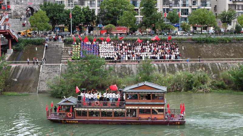 桃花源壹号舫船与市民游客互动演唱。