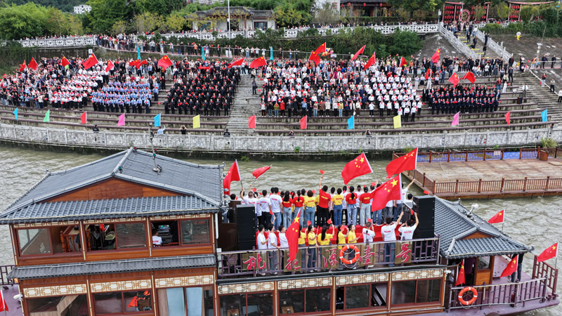 舫船演员与码头干群其声合唱。