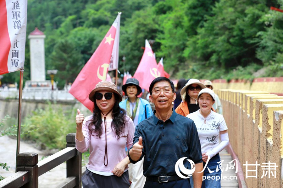 游客在腊子口战役纪念碑前参观。人民网记者 焦隆摄