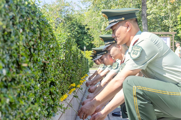 武警官兵向纪念碑敬献鲜花。卢泳钢摄