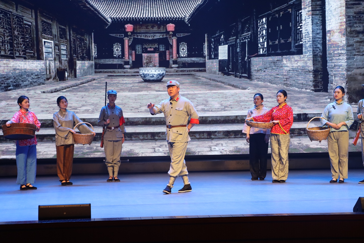 《藏在枕头里的秘密》演出剧照。会宁县会师旧址管委会红色艺术团供图