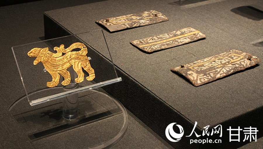马家塬遗址出土的金箔虎形车饰,原为战国戎人贵族马车车厢侧板装饰。人民网记者 米媛摄
