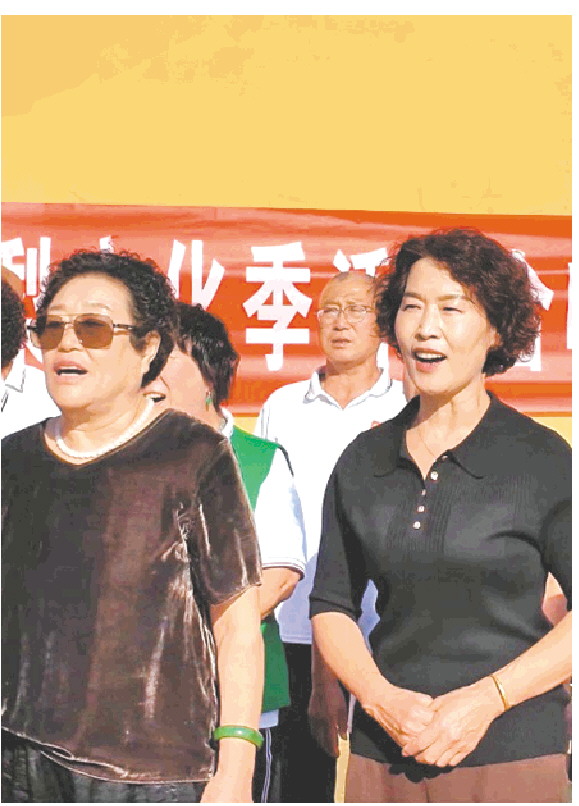 莱阳市河洛镇马崖口村文化广场,合唱团正在排练。