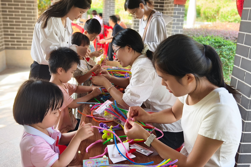 市民游客在玉林园做亲子手工。姚宗桦摄