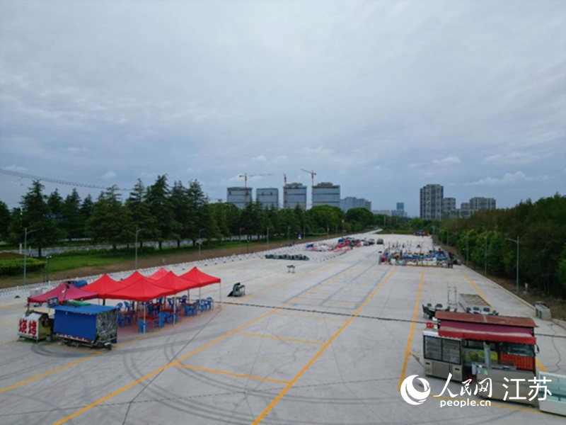 江安路道路旁增设便民疏导点。人民网记者王继亮摄
