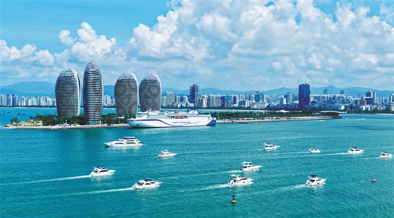 ③ 10月3日,三亚凤凰岛附近海域,游艇穿梭往来。新华社记者 赵颖全 摄
