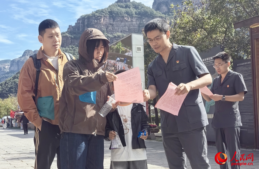 国庆节期间,林州市人民法院“法官驿站”驻进山水间,开通涉旅纠纷“绿色通道”。人民网记者 王佩摄