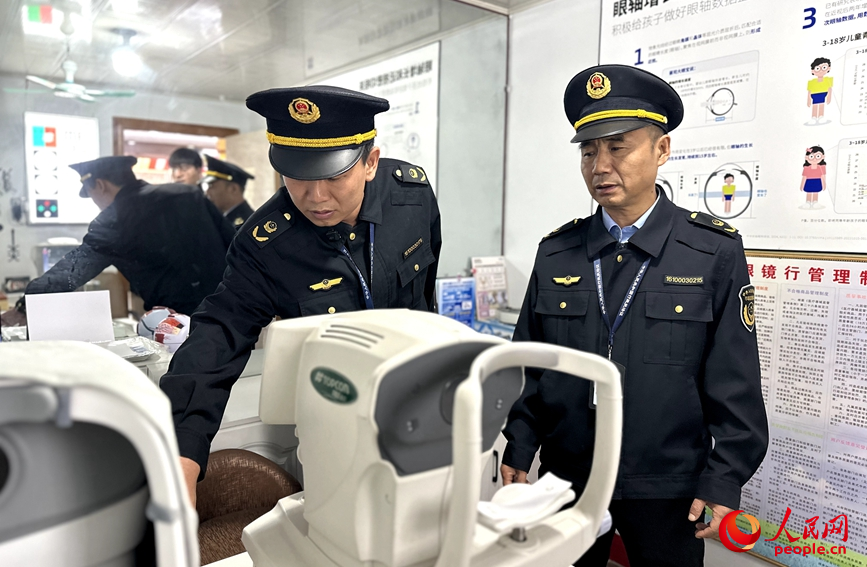 国庆假期,许昌市市场监督管理局魏都区分局执法人员在曹魏古城开展眼镜计量专项检查。人民网记者 宋芳鑫摄