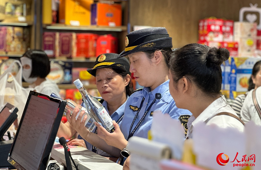 国庆假期,许昌市市场监督管理局魏都区分局执法人员在商超开展食品安全检查。人民网记者 宋芳鑫摄