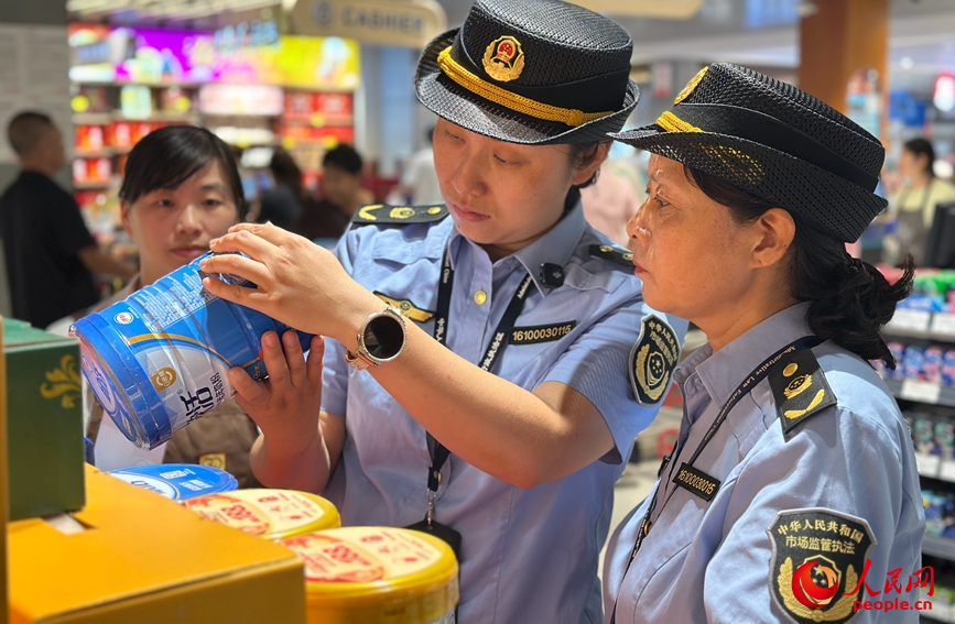 国庆假期,许昌市市场监督管理局魏都区分局执法人员在商超开展食品安全检查。人民网记者 宋芳鑫摄
