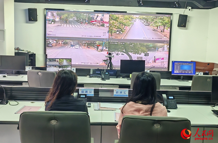 国庆假期,郑州市丰产路街道依托城运中心视频轮巡实时监测辖区动态,处置民情诉求。人民网记者 宋芳鑫摄