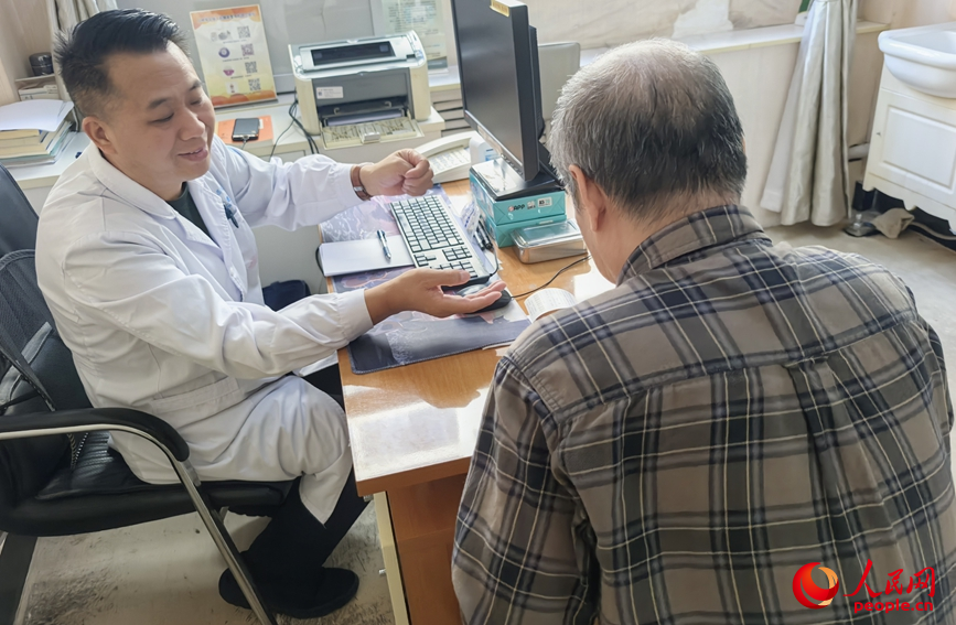 武警河南总队医院的医护人员节假日坚守岗位,守护群众健康。人民网记者 王佩摄