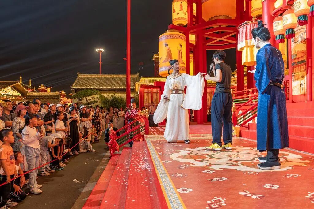 唐山河头老街景区,“李白”“杜甫”与游客对诗。