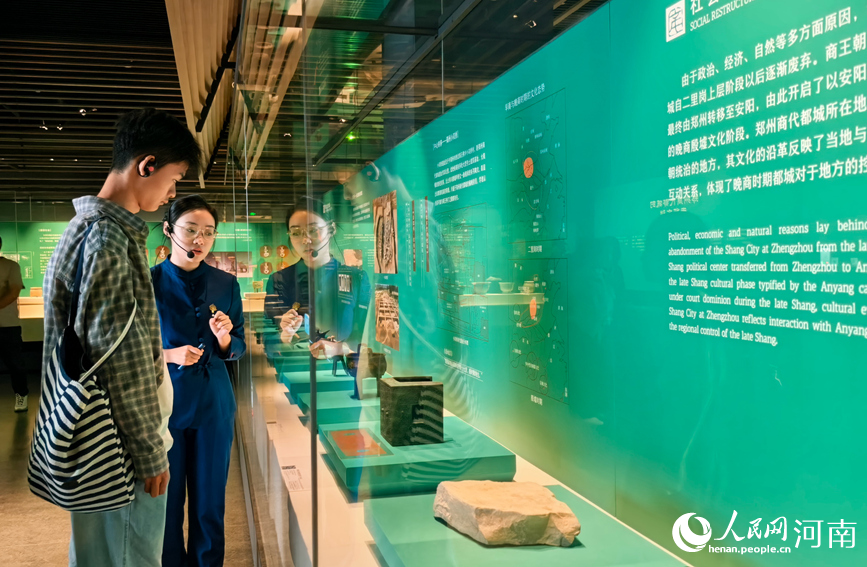 国庆假期,游客走进郑州商都遗址博物院,在历史与文物中感悟中华文脉。人民网记者 宋芳鑫摄