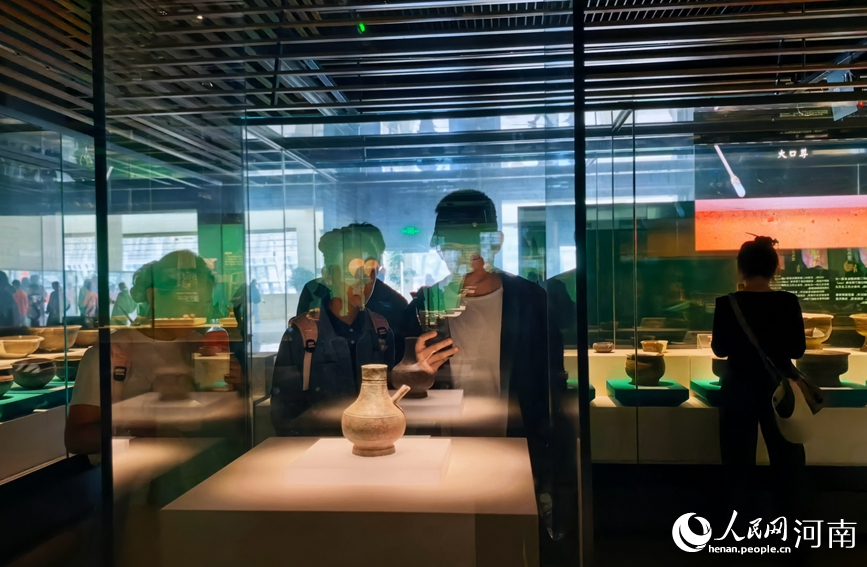 国庆假期,游客走进郑州商都遗址博物院,在历史与文物中感悟中华文脉。人民网记者 宋芳鑫摄
