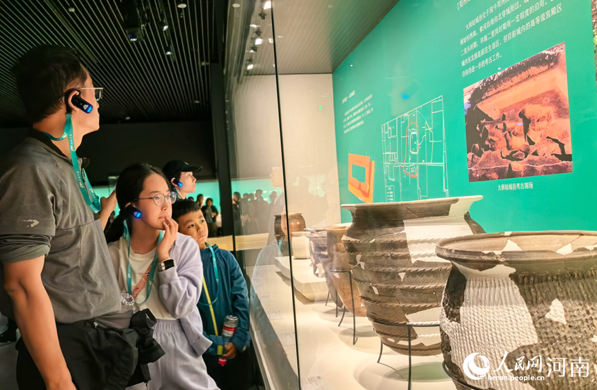 国庆假期,游客走进郑州商都遗址博物院,在历史与文物中感悟中华文脉。人民网记者 宋芳鑫摄