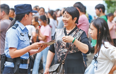 坚守的身影 美丽的im钱包官网风景(新时代画卷)