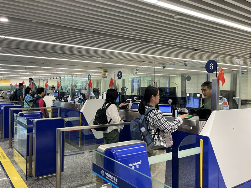 美兰边检站执勤民警为入境旅客高效办理通关手续。魏翠玲摄