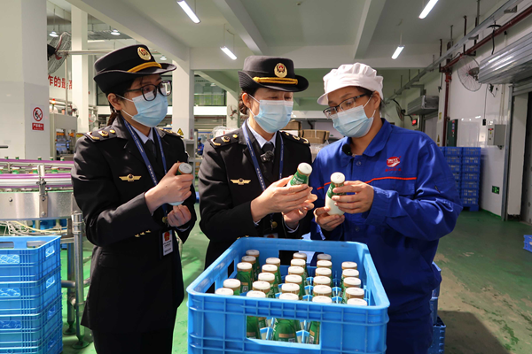 市场监管局执法人员聚焦食品添加剂“超范围、超限量使用”等重点风险,开展食品标签标识检查工作。