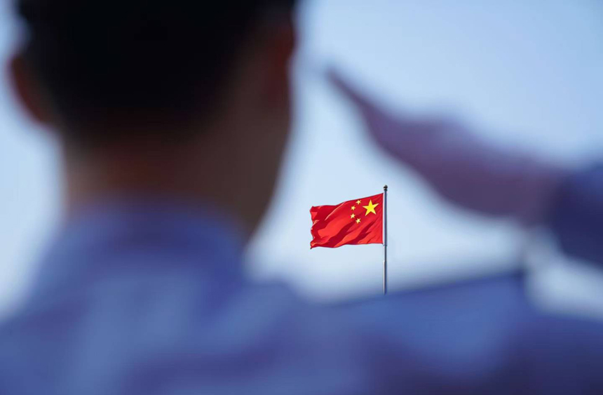 在崇左市大新县公安局举行的升国旗仪式上，民警向国旗敬礼。