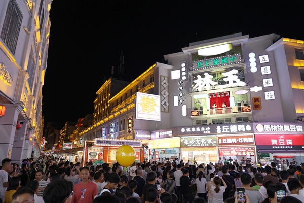 灯火璀璨的玉州十字街吸引众多游客。玉州区委宣传部供图