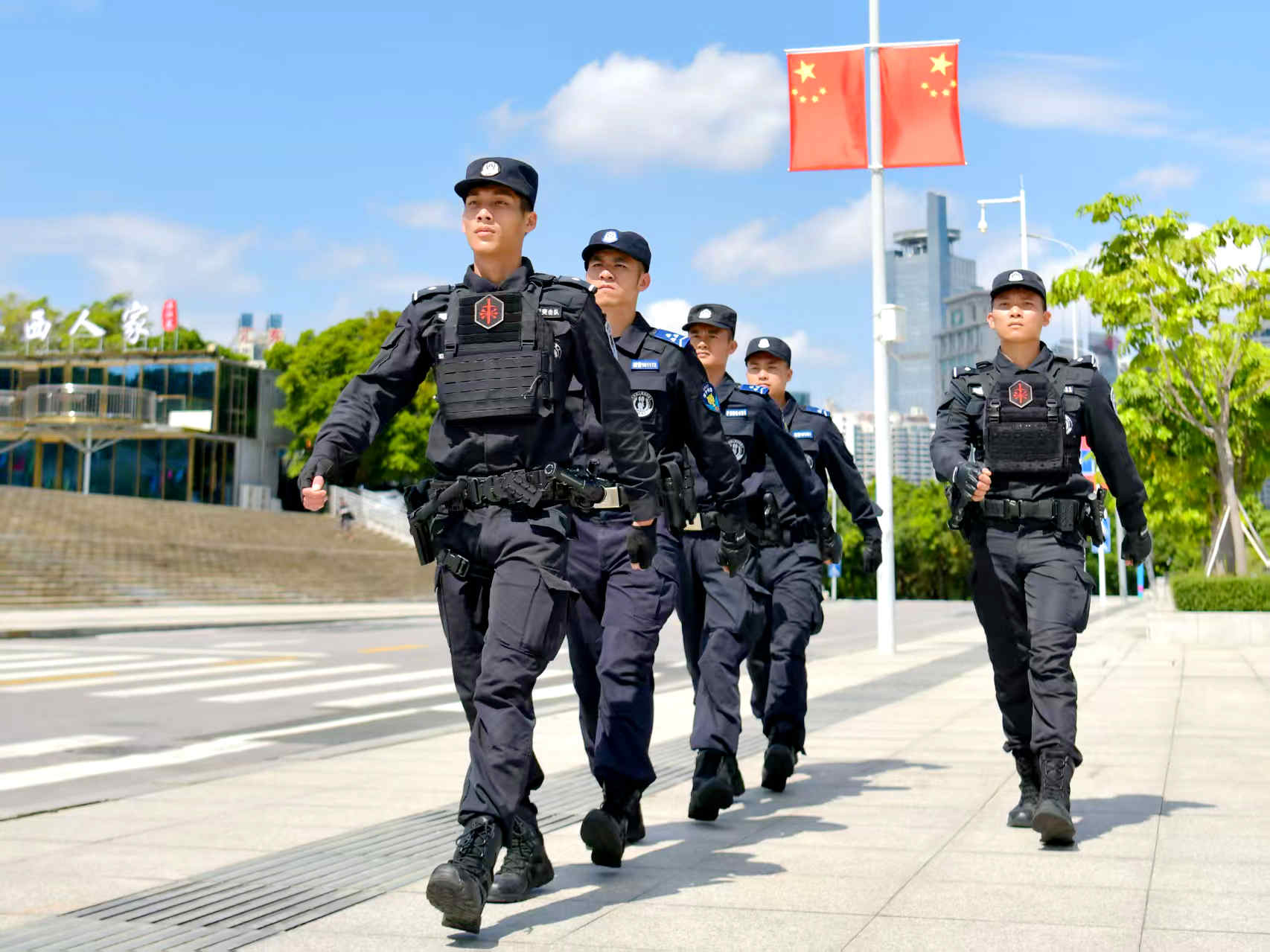 南宁市公安局特巡警支队民警辅警在会展中心开展巡逻，全力守护节日平安有序。雷晓红摄