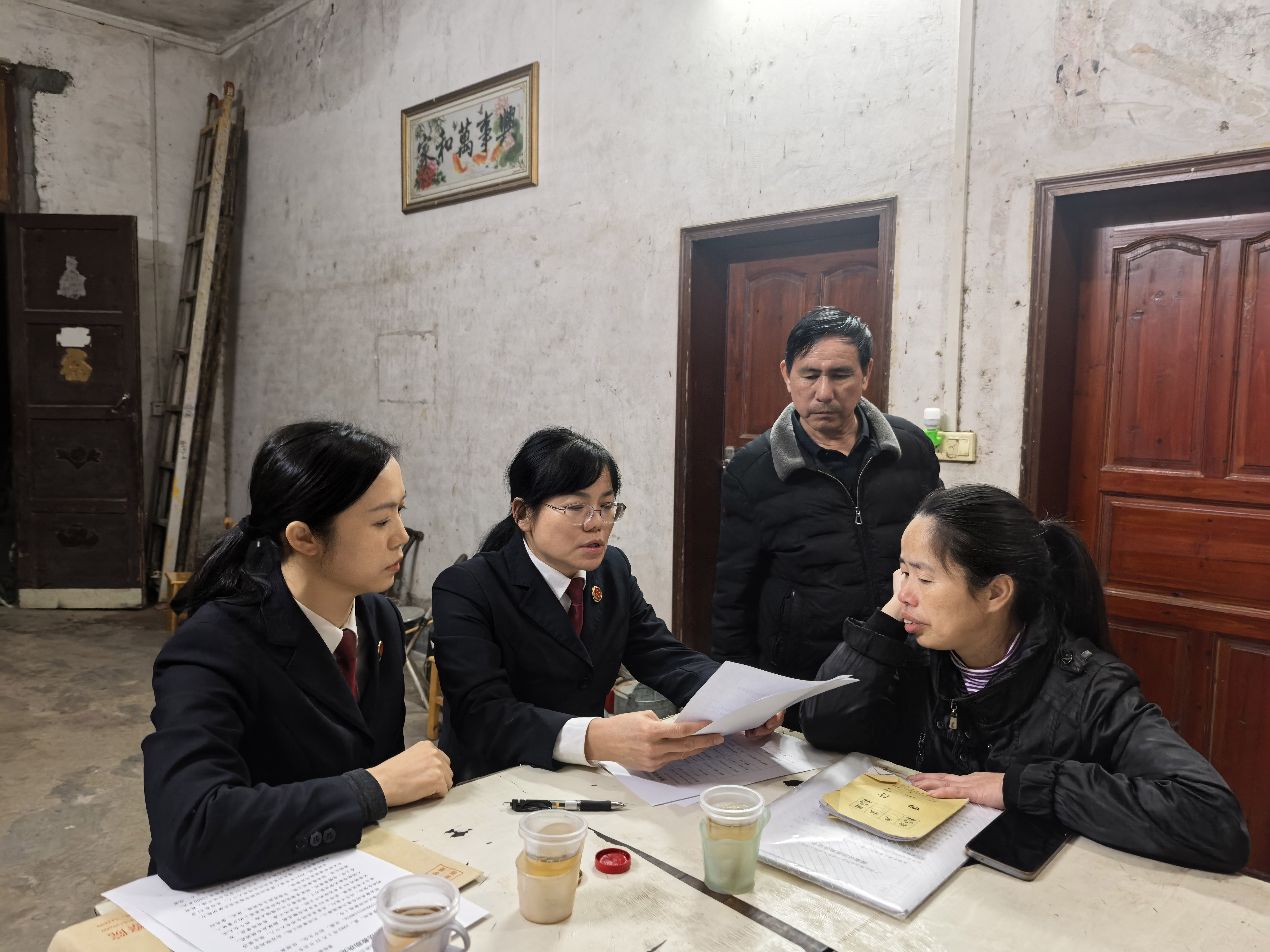 检察官耐心解读国家司法救助政策。贺州市人民检察院供图