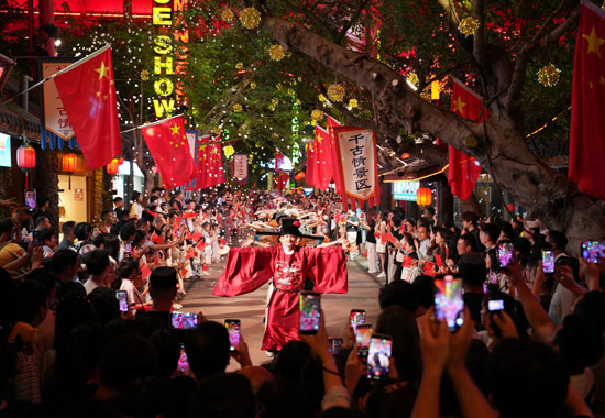 桂林千古情景区国庆节氛围浓厚,人山人海。