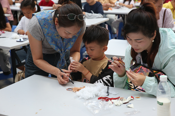 亲子家庭动手制作绣球体验广西非遗工艺
