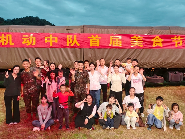 官兵与来队家属合影留念,定格温馨瞬间。程博正摄