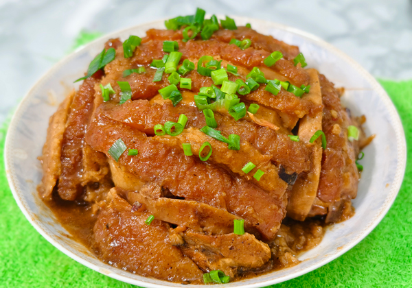 芋头扣肉是广西佳节必点硬菜。鹿寨县委宣传部供图