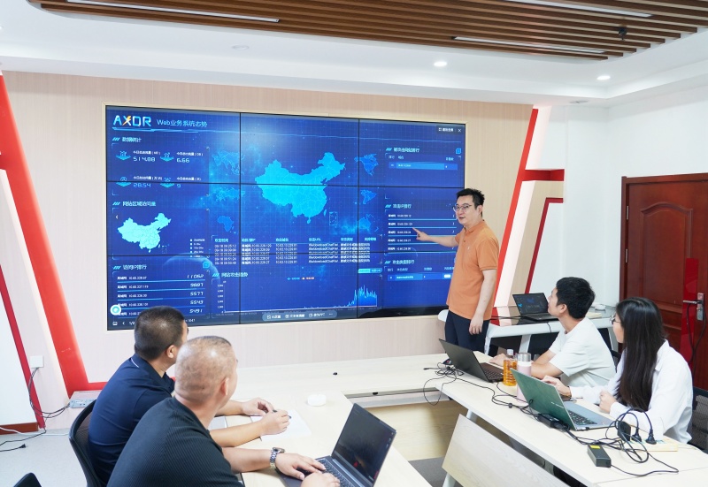 图为课题组开展“头脑风暴”确定课题攻关方向