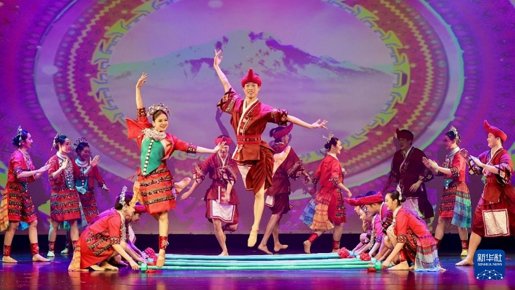 9月3日,演员在海南非物质文化遗产主题展上表演黎族打柴舞。新华社发