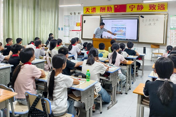 中国人寿财险玉林市中心支公司到陆川县东环小学开展安全科普。中国人寿财险玉林中支供图