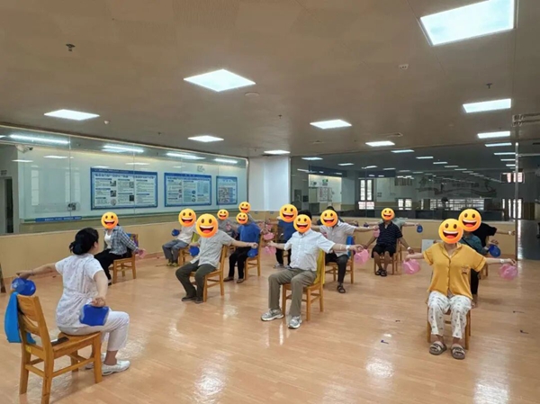 图为医护人员带领患者开展抗阻康复运动训练
