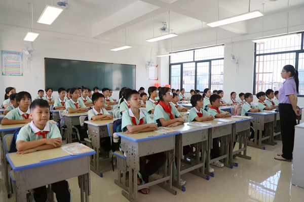 学生们在新校区上课。钟楚媚摄