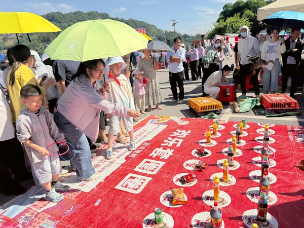 游客在万峰湖景区套圈圈。苏红摄
