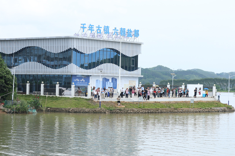 平陆运河零公里起点处,游客络绎不绝。