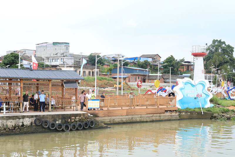 平塘江口临江平台上,游客驻足观赏运河江景。