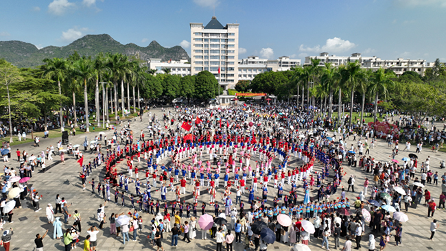 10月1日，扶绥县在文化广场举行升国旗仪式，拉开假日消费序幕。扶绥县融媒体中心供图